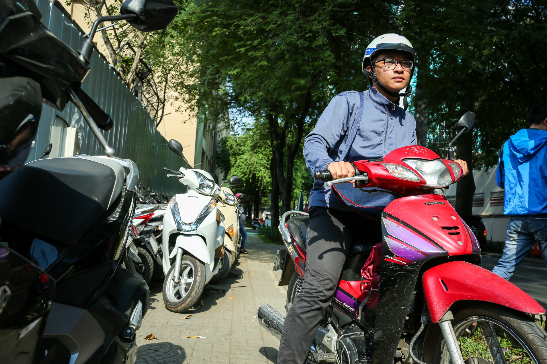 can canh cac bai giu xe tren via he quan 1 anh 8