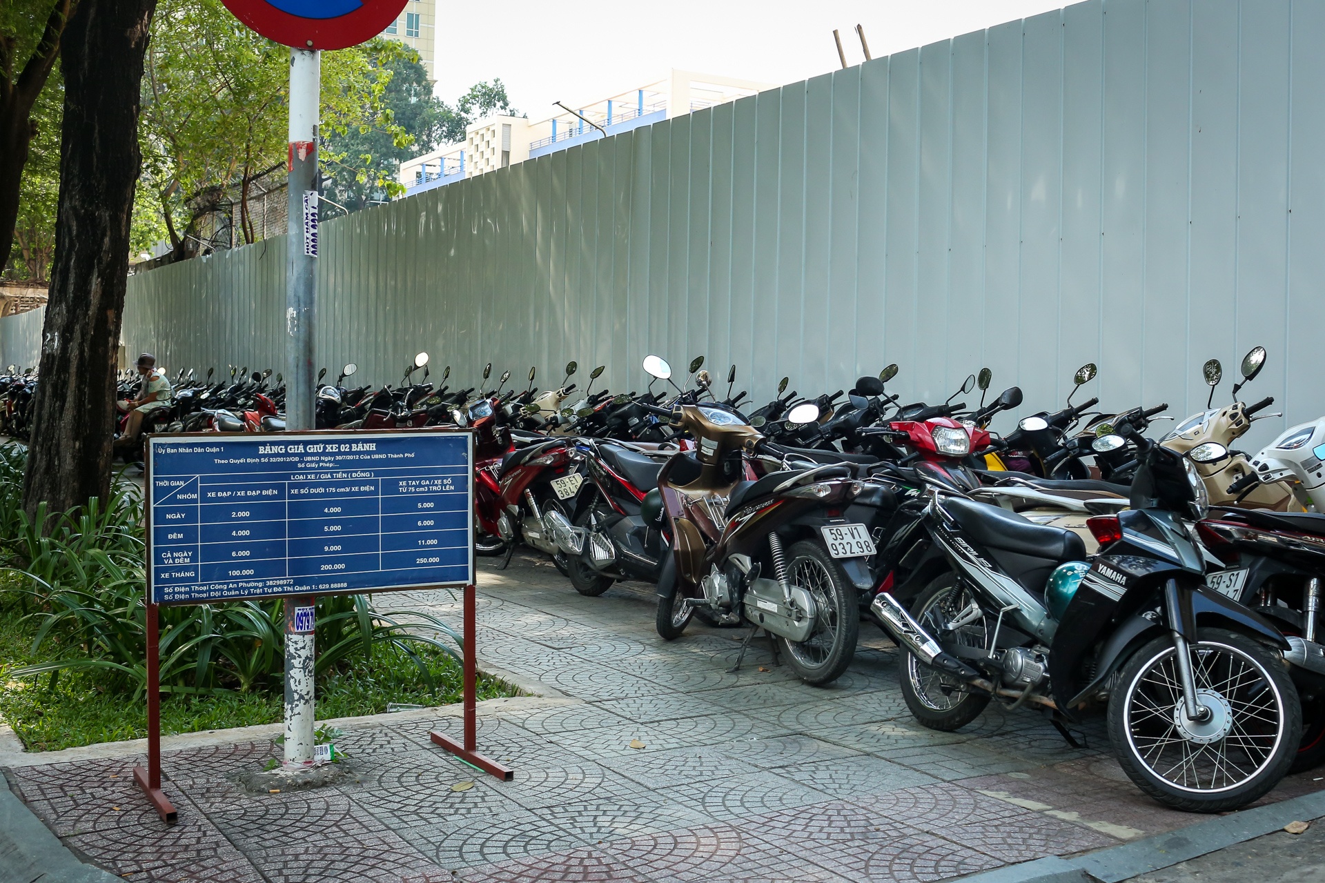 can canh cac bai giu xe tren via he quan 1 anh 2