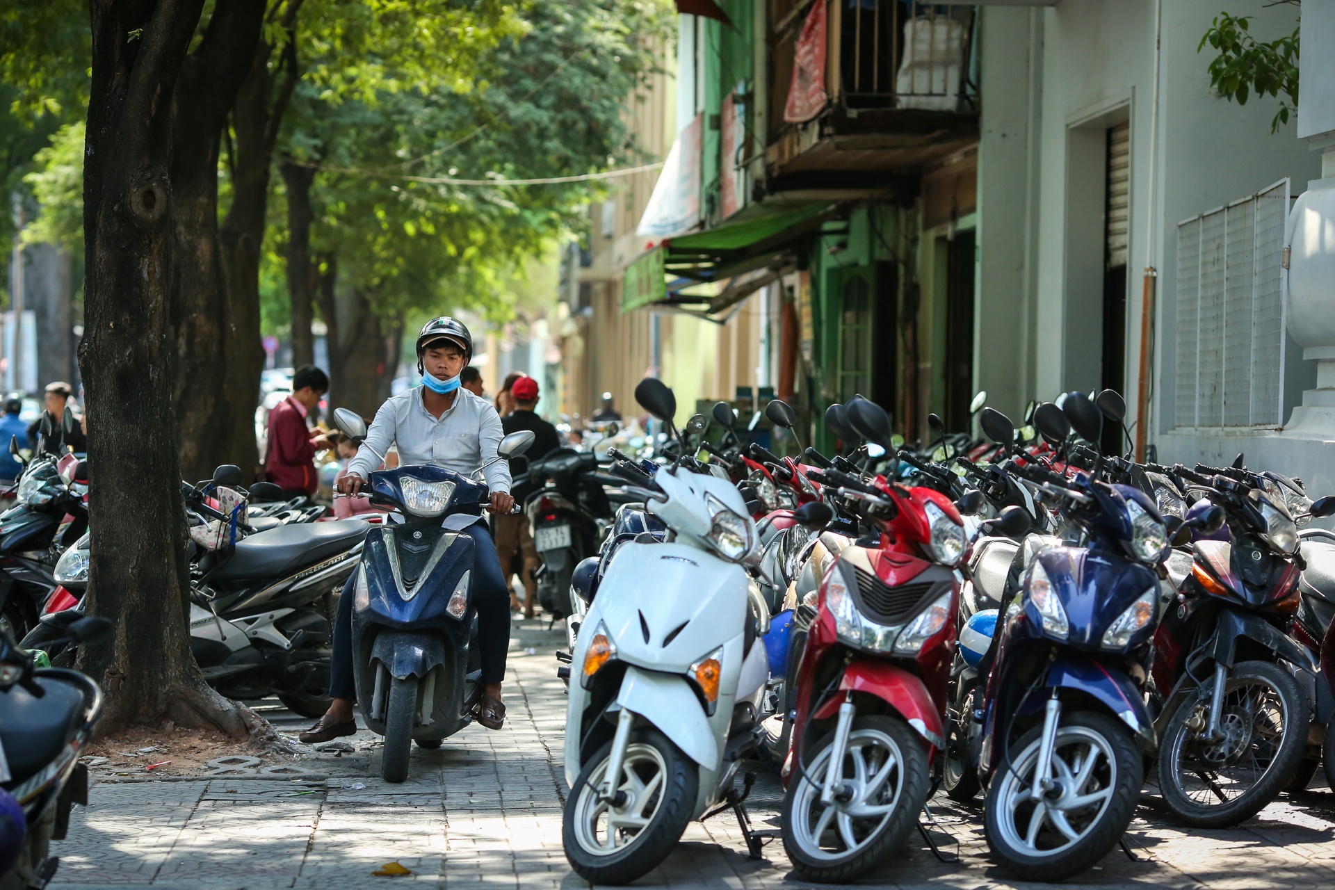 can canh cac bai giu xe tren via he quan 1 anh 9