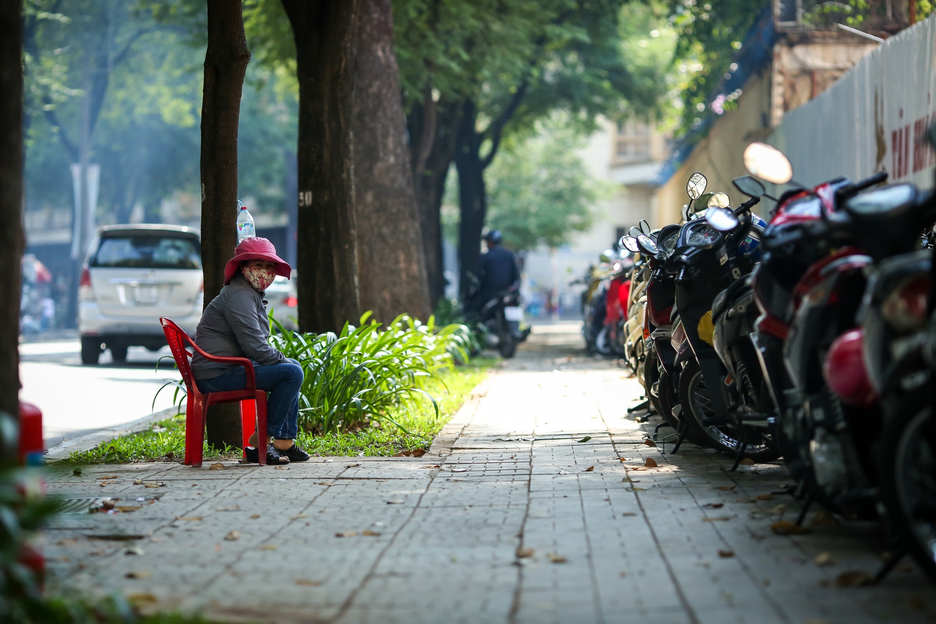 can canh cac bai giu xe tren via he quan 1 anh 3