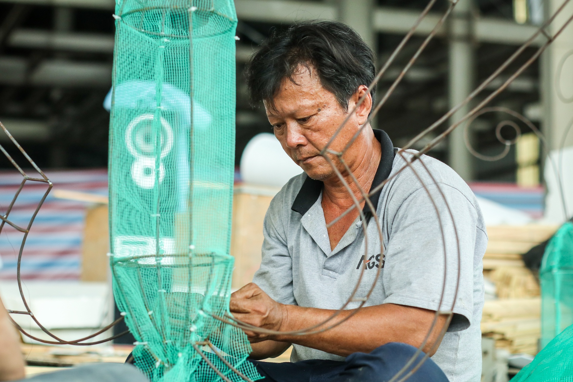 Ben trong xuong thi cong duong hoa Nguyen Hue o Sa Dec hinh anh