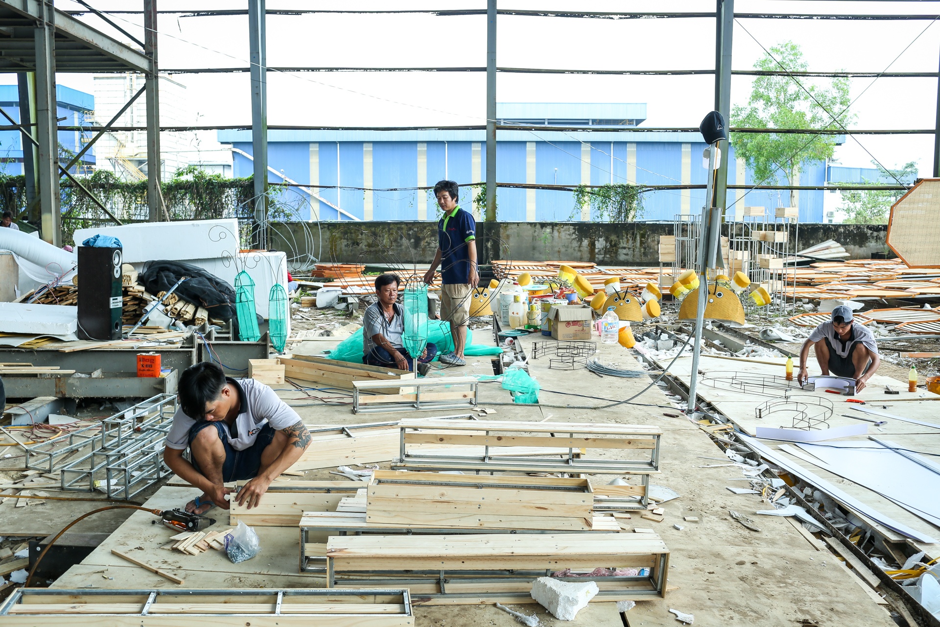Ben trong xuong thi cong duong hoa Nguyen Hue o Sa Dec hinh anh