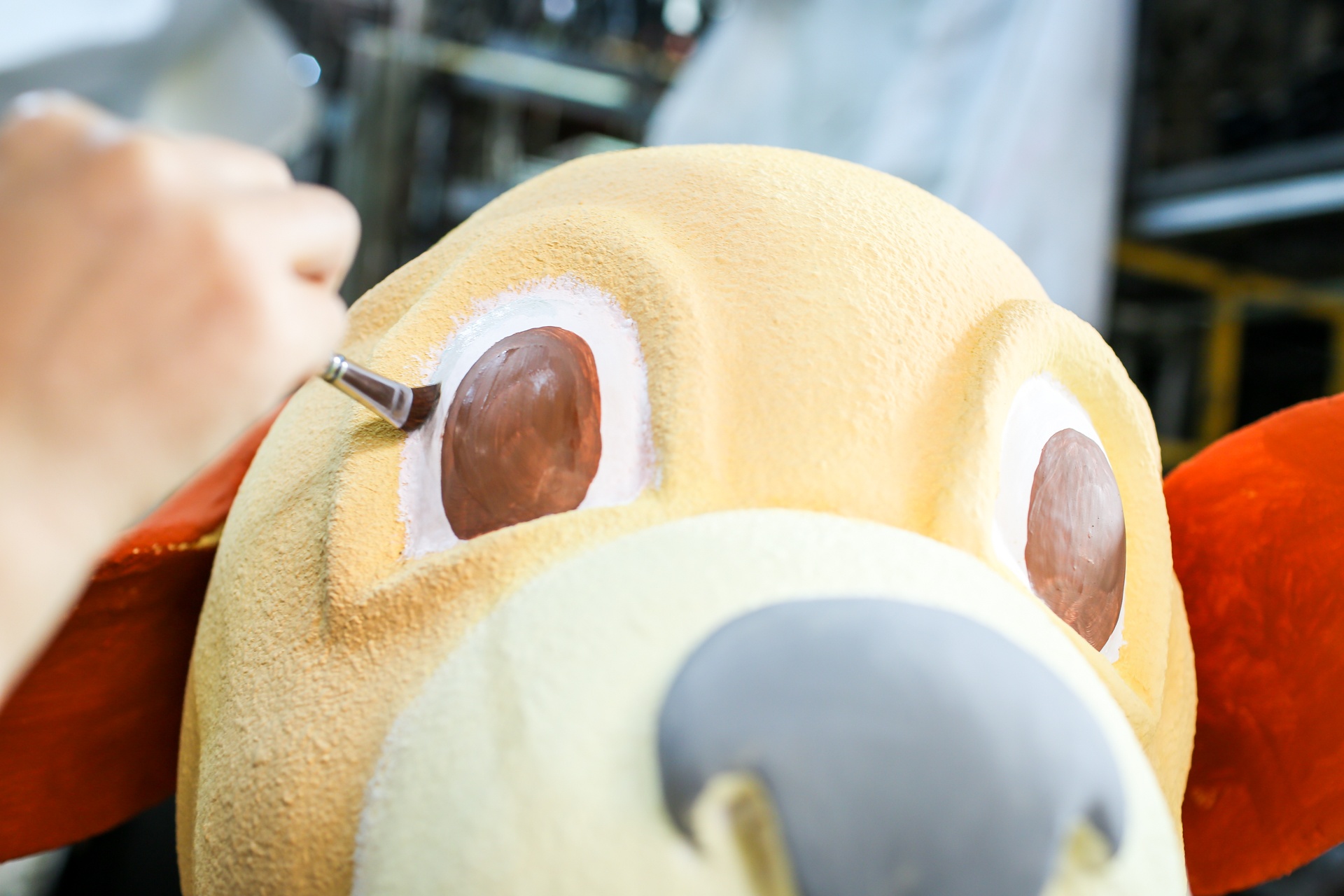 Tat bat hoan thanh cac linh vat trang tri duong hoa Nguyen Hue hinh anh