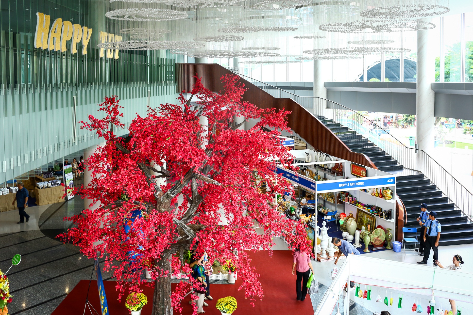 nhieu mat hang tieu dung tai hoi cho vui tet 2018 anh 1