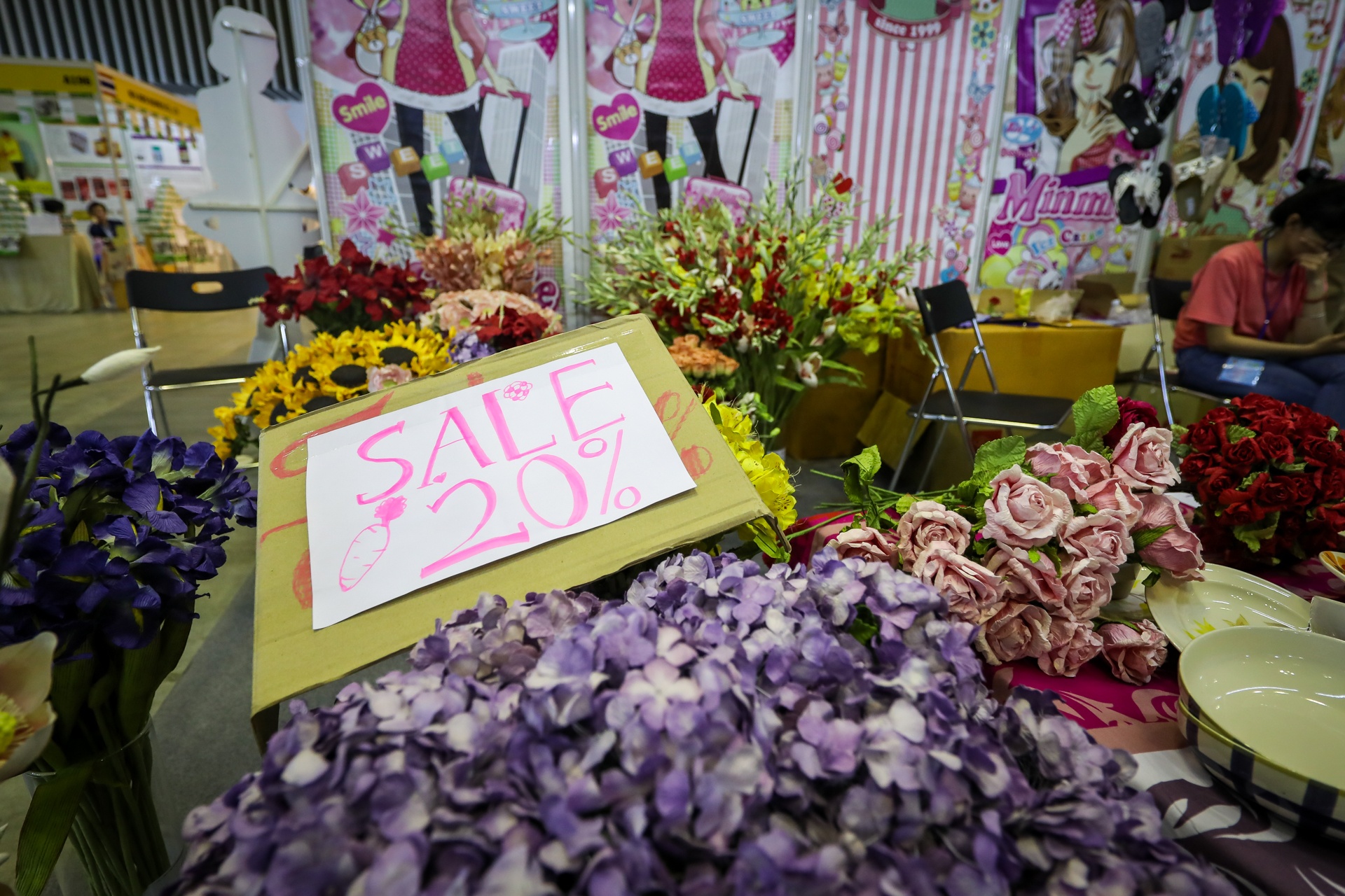 Mi tom, hoa vai, quan ao giam gia theo nhau ra cho Tet Sai Gon hinh anh