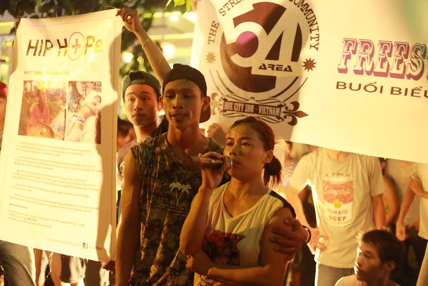 Dem dien tu thien giup do cau be ban rong bi tai nan hinh anh