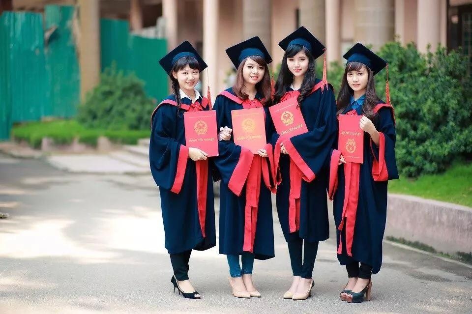 Chụp hình cùng bạn bè nhân ngày ra trường