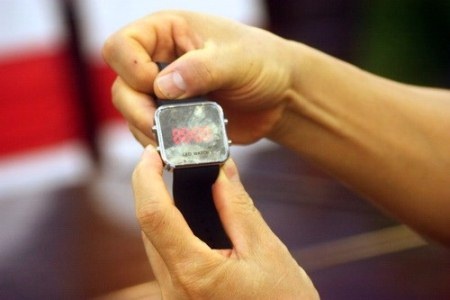 Can bo an ninh ke chuyen canh thiet bi cong nghe cao hinh anh