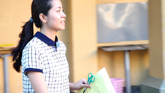 Cán bộ coi thi tại điểm thi Trường THPT Nguyễn Thị Minh Khai thuộc hội đồng thi Trường ĐH Kinh tế TP.HCM nhận túi đề thi môn toán sáng 4-7-2014 - Ảnh: Trần Huỳnh