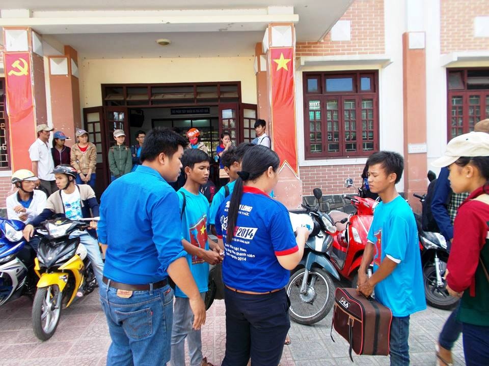 TNV chào đón sĩ tử và người nhà đến Huế dự thi