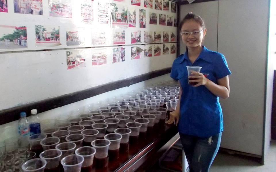 Chè được các bạn đoàn viên ở phường Trường An nấu sẵn ở nhà đưa tới phục vụ cho các sĩ tử