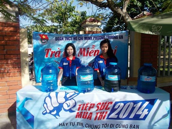 Một điểm phục vụ trà đá miễn phí cho sĩ tử và người nhà ở hội đồng thi trường cấp 2 Hùng Vương, phường Trường An, TP. Huế