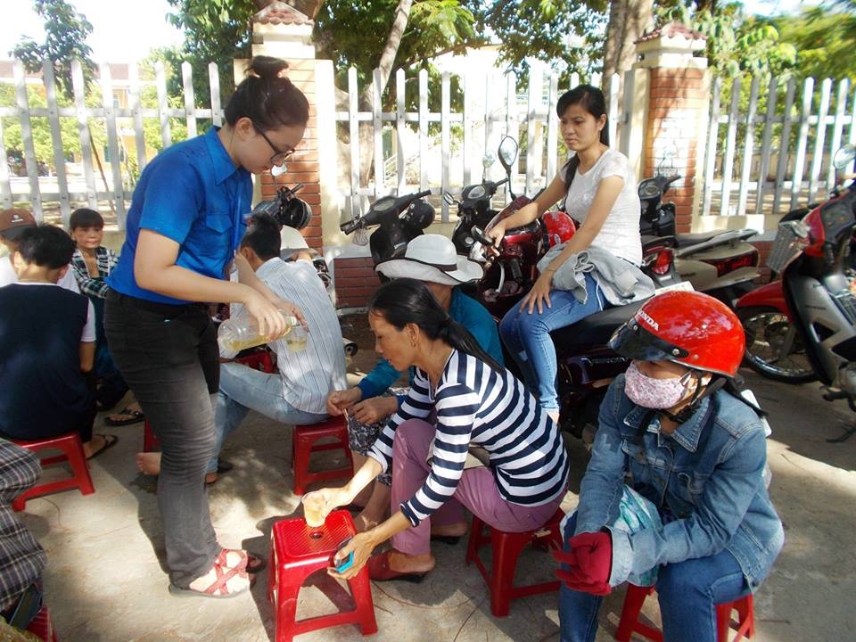 Những ly trà đá miễn phí ghóp phần giúp sĩ tử giải khát