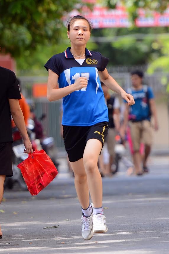 Có thí sinh nữ có vóc dáng như vđv chuyên nghiệp ( khoác trên mình bộ đồng phục thể thao màu xanh có logo của trung tâm thể thao Giấy Bãi Bằng)