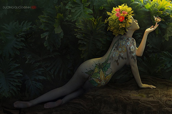 Một bộ ảnh body painting thường mất khá nhiều thời gian cho phần trang điểm, vẽ người.