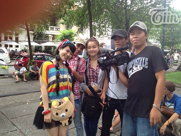 Cô bạn cùng với ekip quen thuộc của mình