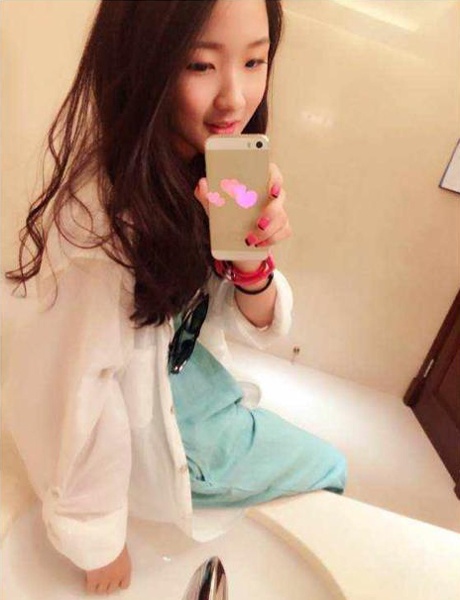 Hình ảnh và chia sẻ của Lou Lou được một tài khoản mạng xã hội đăng lại và ngay lập tức thu hút sự chú ý của đông đảo cư dân mạng. Nhiều người nhận xét cô bé trông già dặn như 20 tuổi và tỏ ra lo lắng bởi cô bé còn quá nhỏ để tiếp xúc thường xuyên với các loại hóa chất làm đẹp như vậy.