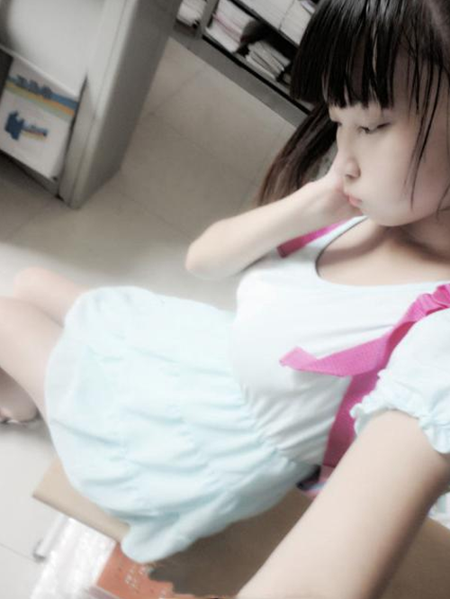 Cô bé chụp ảnh 