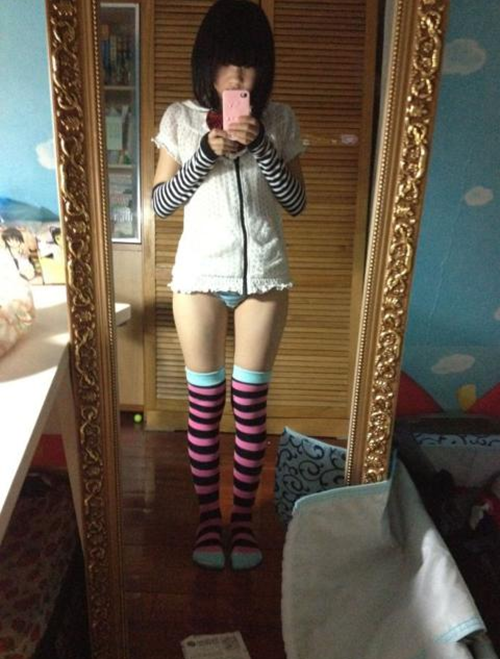 Ngay sau khi được đăng tải, những hình ảnh hở hang của học sinh tiểu học này đã dấy lên nhiều tranh cãi trong cộng đồng mạng Trung Quốc. 