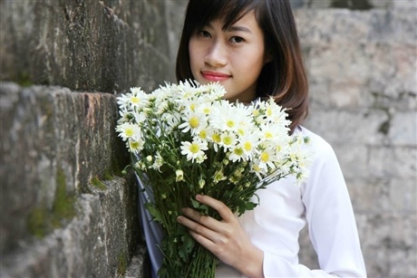 Nu sinh Canh sat dieu tra viet sach ve tinh yeu hinh anh