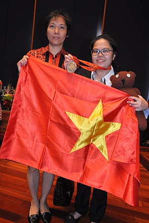 Mai Phương chụp cùng mẹ tại buổi lễ bế mạc Icho 2014