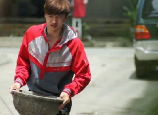 Clip nam sinh bi ban gai bo vi be chau hoa khong noi hinh anh