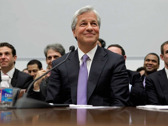 Jamie Dimon, CEO của JPMorgan Chase, tốt nghiệp thạc sĩ quản trị kinh doanh của Đại học Harvard năm 1982. Ông đứng thứ 22 trong danh sách những người quyền lực nhất thế giới theo Forbes và đang điều hành một trong những ngân hàng lớn nhất thế giới. Jamie Dimon cũng từng là Chủ tịch FED New York.
