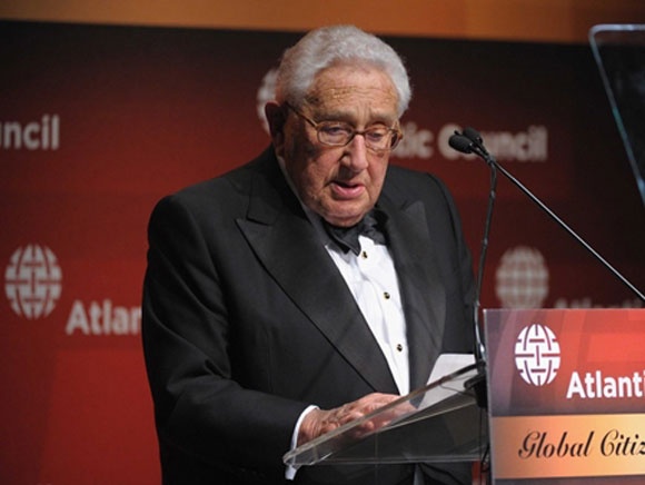 Cựu ngoại trưởng Mỹ Henry Kissinger tốt nghiệp Harvard năm 1950, sau đó ông bảo vệ thành công luận án tiến sĩ chuyên ngành Chính trị. Henry Kissinger còn là giảng viên dạy tại Đại học Harvard từ năm 1954-1969.