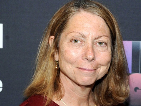 Jill Abramson, Tổng biên tập tờ New York Times. Bà không chỉ là Tổng biên tập của một trong những tờ báo có sức ảnh hưởng lớn nhất thế giới - New York Times mà còn là người phụ nữ đầu tiên nắm giữ vị trí này trong suốt lịch sử 160 năm của tờ báo. Bà đã lấy bằng cử nhân loại xuất sắc của Harvard năm 1976, chuyên ngành Lịch sử.