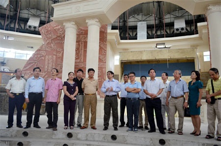 Đoàn làm việc kiểm tra hiện trạng sử dụng đất tại khu du lịch quốc tế Tuần Châu để triển khai ý tưởng xây dựng một