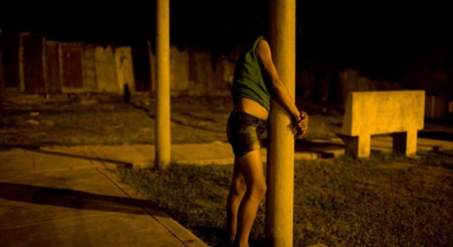 Thieu nu gap hoa nem trai cam ngay lan hen dau tien hinh anh