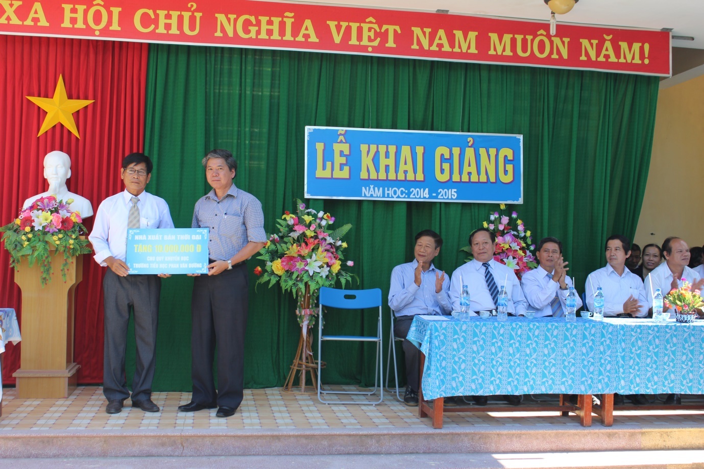 Hoi xuat ban VN tang sach nhan dip khai giang nam hoc moi hinh anh