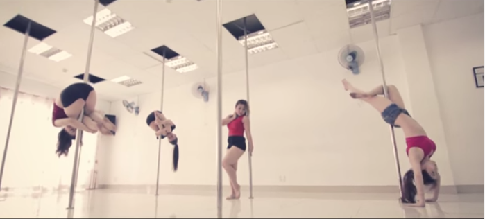 Clip mua cot tren nen nhac ca khuc Dau mua hinh anh