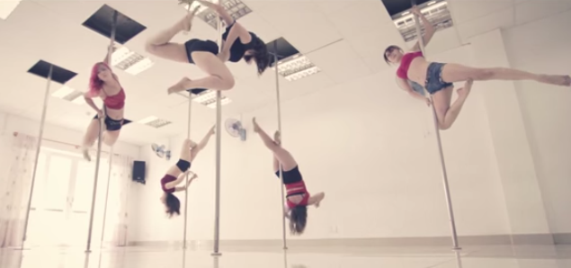 Clip thieu nu Viet mua cot tren nen nhac 'Dau mua' hinh anh