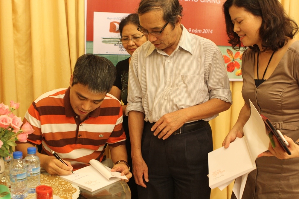 Ra mat tap tho 'Noi nho khong may tim den' hinh anh