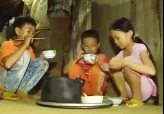 Cuoc song cua 3 anh em mo coi lay nuoc mat dan mang hinh anh