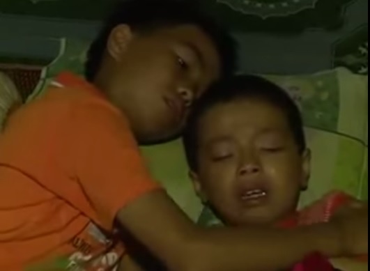 Clip 3 anh em khong dem nao ngu ngon vi nho bo me hinh anh