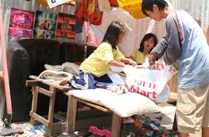 Trai long cua ong bo song cung hai con gai o via he hinh anh
