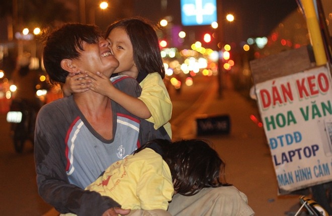 Ba ong bo o canh  'ga trong nuoi con' noi tieng tren mang hinh anh