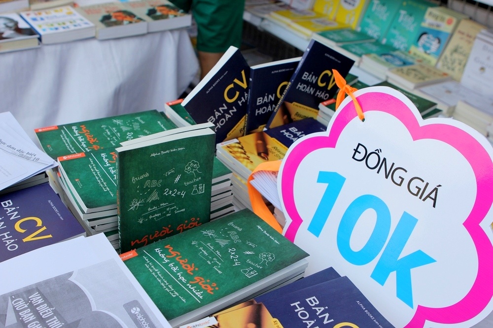 Hang ngan tac pham dong gia 3.000-5.000 tai hoi sach Ha Noi hinh anh