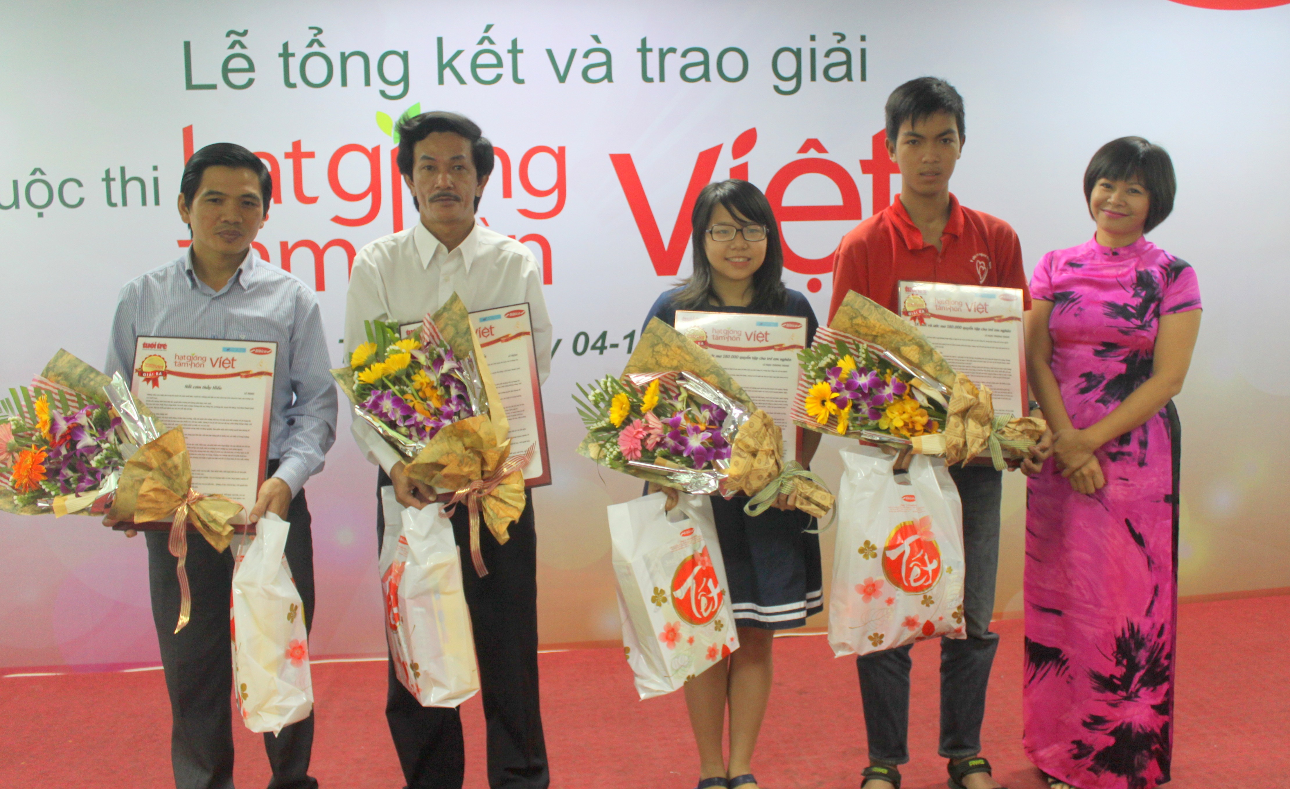 Trao giai cuoc thi 'Hat giong tam hon Viet' hinh anh