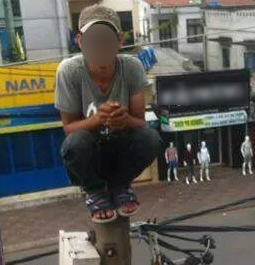 Chang trai bi cong dong 'nem da' vi leo cot dien chup anh hinh anh
