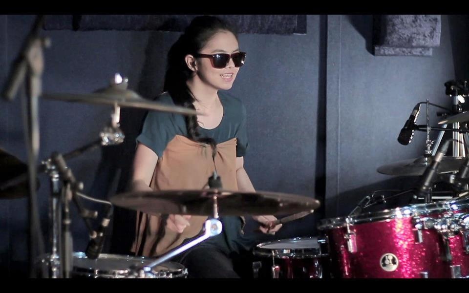 Clip co gai choi trong cover Payphone hinh anh