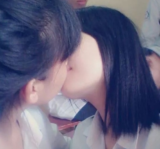 Su that sau buc anh khoa moi cua 2 nu sinh trong lop hoc hinh anh