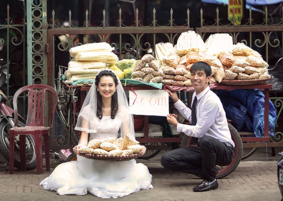 Cap doi chup anh cuoi giua cho binh dan gay chu y hinh anh