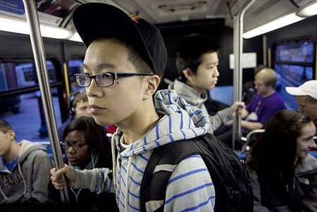 Hai anh em trên xe bus.