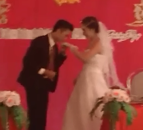 Clip chu re hat 'Noi tinh yeu bat dau' khien co dau bat khoc hinh anh