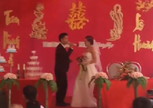 Clip chu re hat tang co dau ca khuc Noi tinh yeu bat dau hinh anh