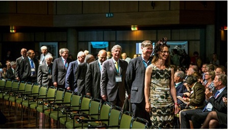 38 nhà khoa học đoạt giải Nobel tiến vào hội trường trong tiếng vỗ tay vang dội. Ảnh: Christian Flemming