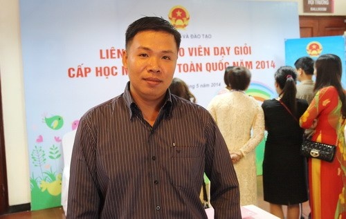 Thầy Lê Quốc Trí tại Liên hoan giáo viên dạy giỏi cấp học mầm non toàn quốc năm 2014.